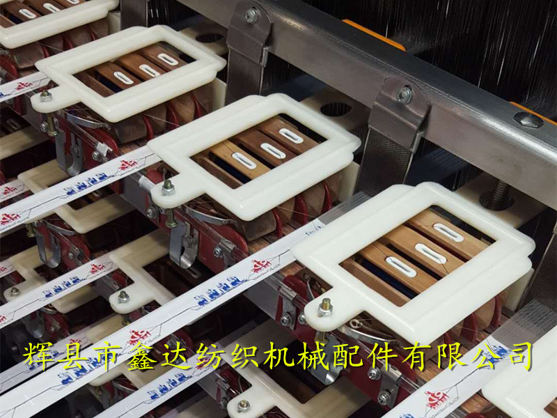 Necktie loom Multi-layer shuttle box assembly of tie loom