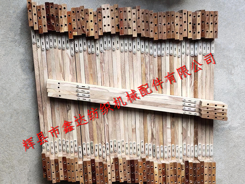 Wooden horizontal head with shuttle weaving machine